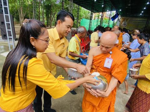 พิธีเจริญพุทธมนต์และทำบุญตักบาตร