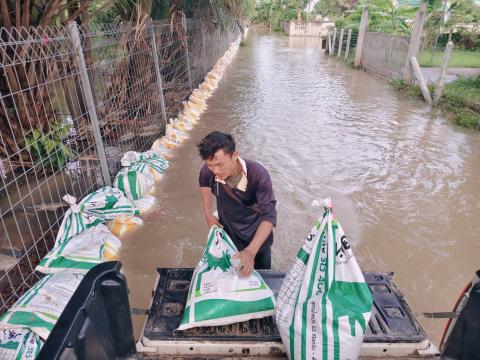 ช่วยเหลือผู้ประสบอุทกภัย